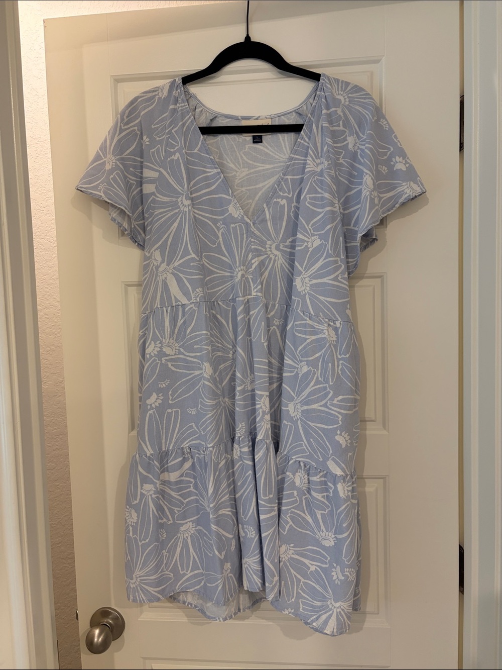 Universal Thread Light Blue & White Floral V-Neck Short Sleeve Dress